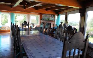 ein Esszimmer mit einem Tisch und Stühlen in der Unterkunft Quinta de Santo Antonio in Muro