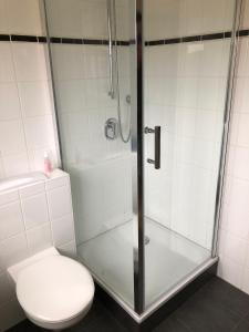 Koupelna v ubytování Ferienwohnung "Kranich" im Ferien-Resort Rügen + 35 fotografií