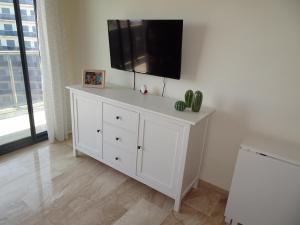 Televízia a/alebo spoločenská miestnosť v ubytovaní Apartment Marisol L'Ampolla