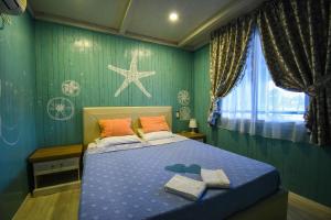 Schlafzimmer mit einem Bett mit Seestern an der Wand in der Unterkunft Urke - Ada Bojana in Ulcinj
