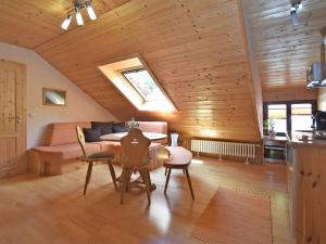 ein Wohnzimmer mit einem Tisch und einem Sofa in der Unterkunft Quaint Farmhouse in Langenbach near the Lake in Langenbach