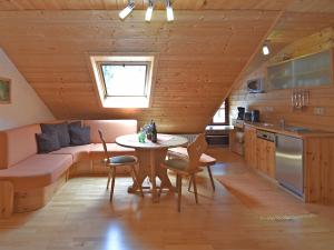 eine Küche und ein Wohnzimmer mit einem Tisch und einem Sofa in der Unterkunft Quaint Farmhouse in Langenbach near the Lake in Langenbach