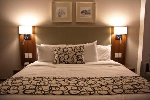 Postel nebo postele na pokoji v ubytování Casa Inn Premium Hotel Queretaro