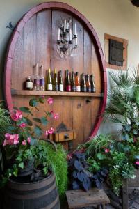 una habitación con un montón de botellas de vino en la pared en Gîte LES CEPAGES, en Itterswiller
