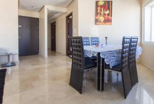 卡薩布蘭卡的住宿－Res Mario 3 Lovely Apartment With Balcony & Sea View Free Wifi，一间带桌椅的用餐室