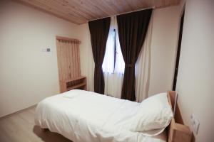 Rúm í herbergi á Roza's guest house
