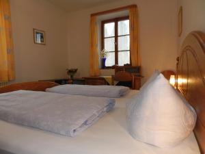 Un pat sau paturi într-o cameră la Gästehaus ALPENROSE