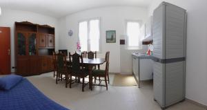 A kitchen or kitchenette at Apartment Lake Maggiore - ITALIA