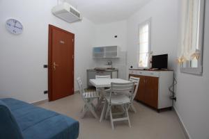 A kitchen or kitchenette at Apartment Lake Maggiore - ITALIA