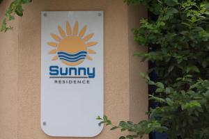 um sinal para a troca de sol num edifício em Sunny Residence Complex em Sunny Beach