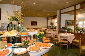 une salle remplie de beaucoup de nourriture sur les tables dans l'établissement Hotel Port-Bo, à Calella de Palafrugell
