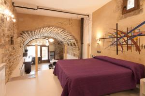 A bed or beds in a room at Casa Mur de Alujan