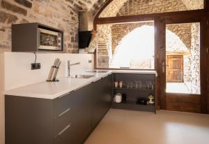 A kitchen or kitchenette at Casa Mur de Alujan Még 37 kép