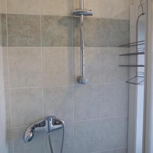 eine Dusche mit einem Wasserhahn im Bad in der Unterkunft Appartamento a 100 metri da Piazza della Repubblica Aria condizionata in Aosta + 15 Fotos