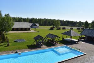 una vista aérea de una piscina con patio en Holiday Village Suur Töll, en Kuressaare