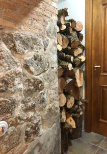 a wall of logs next to a door at Apartamento Rural La Serratilla in Alhama de Aragón