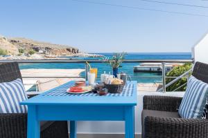 einen blauen Tisch auf einem Balkon mit Meerblick in der Unterkunft Lefka Ori in Chora Sfakion