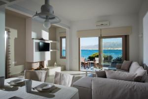 sala de estar con vistas al océano en Villa Asterias, en Stalida