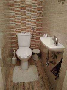 een badkamer met een toilet en een wastafel bij Dom Eli in Pomorie
