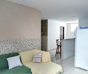 uma sala de estar com um sofá e uma cozinha em Residencial 791 em Maceió