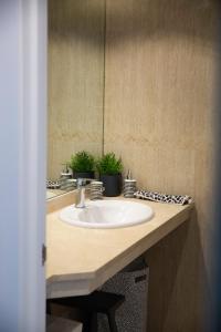 encimera con lavabo y espejo en Home2Book Stunning&Design Apartment Santa Cruz, en Santa Cruz de Tenerife