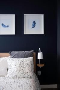 1 dormitorio con 1 cama y 2 cuadros en la pared en Home2Book Stunning&Design Apartment Santa Cruz en Santa Cruz de Tenerife