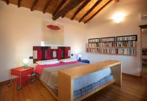 1 dormitorio con cama y estante para libros en Casa Isotta, en Quartu SantʼElena