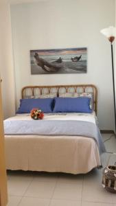 Ein Bett oder Betten in einem Zimmer der Unterkunft Appartamento a Trappeto