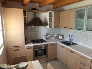 una cucina con armadi in legno e piano cottura. di Villa Pia a Malcesine