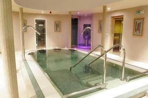 Bazén v ubytování Ufford Park Resort nebo v jeho okolí