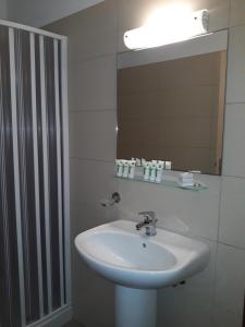 Ванная комната в Blue Harmony Hotel