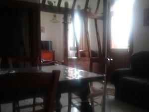een woonkamer met een tafel en stoelen bij Gite a la ferme in Villeroy