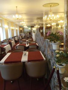 Un restaurante o sitio para comer en Hotel Du Gave