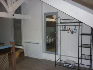 una camera con una scala con uno specchio e uno scaffale di Pèque-Lèbre a Saint-Daunès
