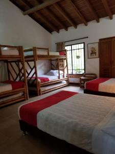 una camera da letto con due letti a castello e una finestra di Hotel Villa Carolina a Santa Rosa de Cabal Altre 129 foto