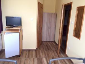TV a/nebo společenská místnost v ubytování Hotel Amarillis + 24 fotografií