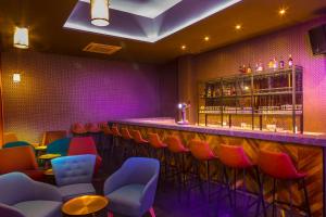 Lounge nebo bar v ubytování Leonardo Laura Beach & Splash Resort