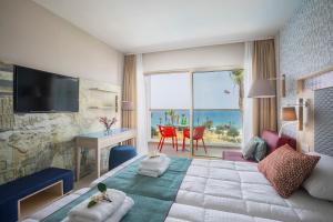 Foto de la galería de Leonardo Laura Beach & Splash Resort en Pafos