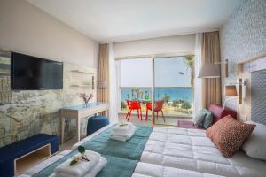 TV a/nebo společenská místnost v ubytování Leonardo Laura Beach & Splash Resort