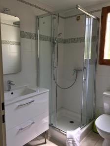 uma casa de banho com um chuveiro e um lavatório. em Résidence Fior di Rena em Saint-Florent