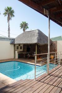 Casa con piscina y techo de paja en Goulden Street Guest House, en East London