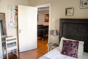 1 dormitorio con 1 cama y sala de estar en Goulden Street Guest House, en East London