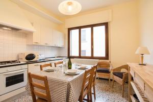 A kitchen or kitchenette at Gondola Verde VeniseJeTaime