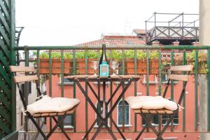 A balcony or terrace at Gondola Verde VeniseJeTaime