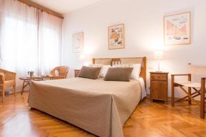 una camera con un grande letto di Gondola Verde VeniseJeTaime a Venezia