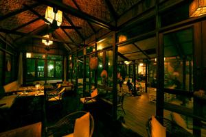 un restaurant avec des chaises et des tables dans une pièce dans l'établissement La Maison Birmane Boutique Hotel, à Nyaung Shwe