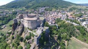 an old castle on top of a mountain at Le Sei Dame in Bardi