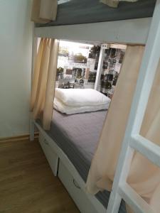 セヴェロバイカリスクにあるHostel03RUSのベッドルーム1室(二段ベッド1組付)