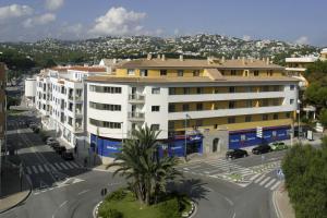 モライラにあるApartamento Moraira Centro a 200m de la playaの建物のある通りの空中