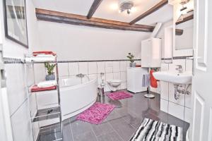 łazienka z wanną, umywalką i toaletą w obiekcie Gusto Stolberg w mieście Stolberg–Harz